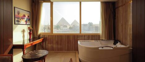 Elite Studio Suite with Jacuzzi and Pyramids View | Mountain view