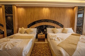 جناح إستديو جونيور | أغطية فراش متميزة وألحفة محشوة بالريش وأسرّة بطبقة علوية مريحة وميني بار