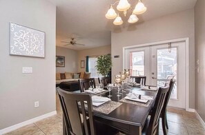 Dining - 4 Bed 3 bath Townhouse Kissimmee - 15 minutes from Disney (Kissimmee)