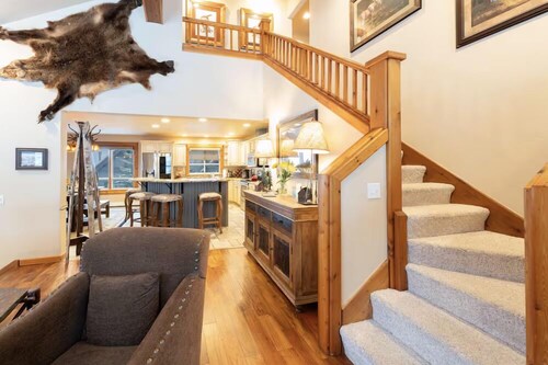 Five bedroom, five bath near slopes