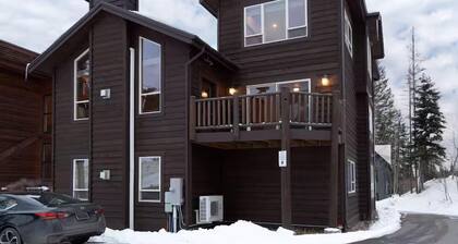 Five bedroom, five bath near slopes