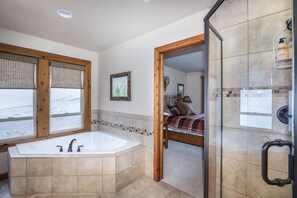 Douche, baignoire à jets, sèche-cheveux
