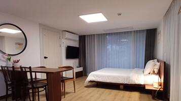 Decoración personalizada, muebles diferentes, escritorio y wifi gratis