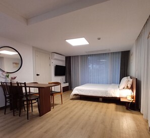 Decoración personalizada, muebles diferentes, escritorio y wifi gratis