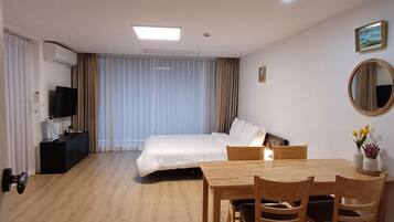 Decoración personalizada, muebles diferentes, escritorio y wifi gratis