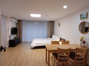 Decoración personalizada, muebles diferentes, escritorio y wifi gratis