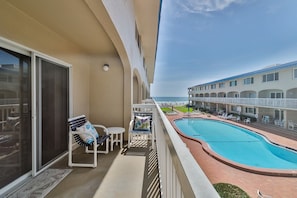 A heated pool - C206 beachfront complex-Steps to Flagler Ave (New Smyrna Beach)