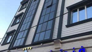 Un edificio con grandes ventanales y un letrero que dice 'El Vascera'.