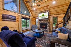 Smart TV, fireplace, table football - Amenities Galore! 7 Mins to State Park, Circle Drive, Playset (Broken Bow)