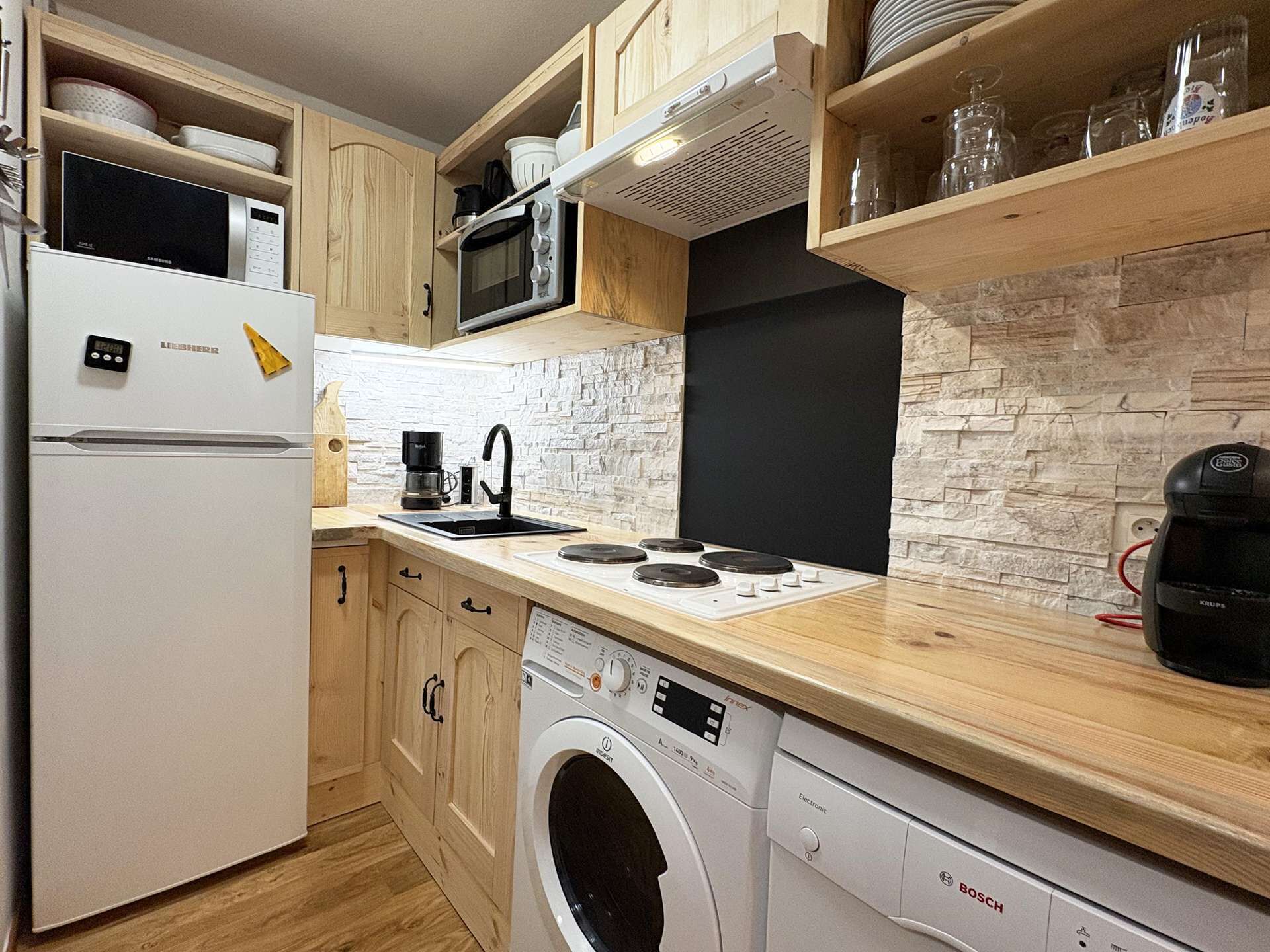 Fridge, oven, dishwasher, cookware/dishes/utensils