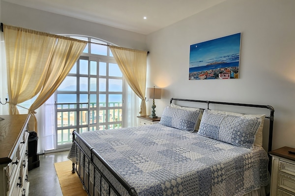 3 habitaciones, escritorio y tabla de planchar con plancha