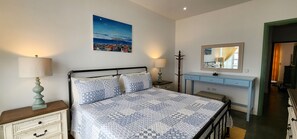 3 habitaciones, escritorio y tabla de planchar con plancha 
