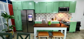 Refrigerador, microondas, horno y parrilla de estufa 