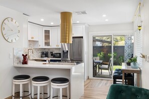 Ferienhaus | Eigene Küche | Kühlschrank, Mikrowelle, Ofen, Geschirrspüler