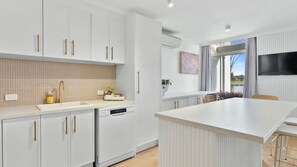 Kühlschrank, Mikrowelle, Ofen, Geschirrspüler