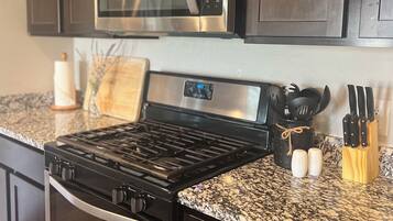 Frigorifero, microonde, forno, piano cottura