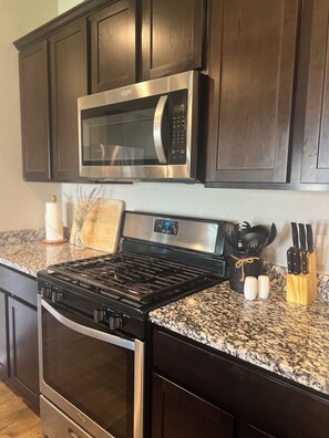 Frigorifero, microonde, forno, piano cottura