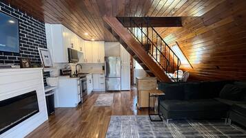 TV connectée, cheminée, livres