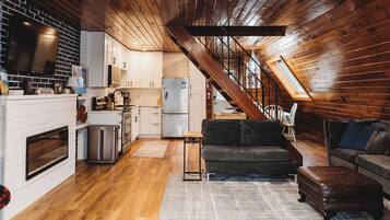 TV connectée, cheminée, livres