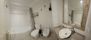 Secadora de cabello, bidet, toallas, jabón