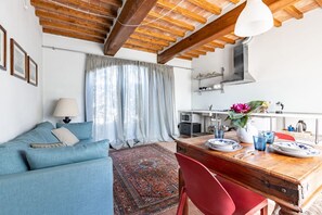 Living area - GuestHost - Wonderful apartment of 60 sqm located on the ground floor of the renowned Residence La Mandolata, able to comfortably accommodate 4 people.The residence is located in Lido Camaiore and offers a shared pool and large garden facilities, ideal (Lido Camaiore)