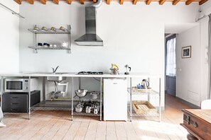 Jääkaappi, mikroaaltouuni, liesi, keittoastiat/astiat/ruokailuvälineet