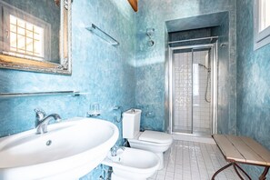 Dusche, Haartrockner, Bidet