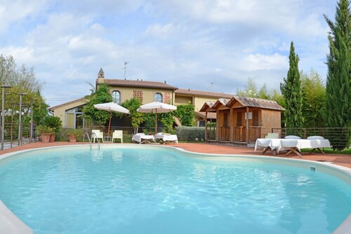 GuestHost - Wonderful apartment of 60 sqm located on the ground floor of the renowned Residence La Mandolata, able to comfortably accommodate 4 people.The residence is located in Lido Camaiore and offers a shared pool and large garden facilities, ideal