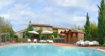 GuestHost - Wonderful apartment of 60 sqm located on the ground floor of the renowned Residence La Mandolata, able to comfortably accommodate 4 people.The residence is located in Lido Camaiore and offers a shared pool and large garden facilities, ideal