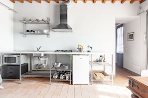 Refrigerador, microondas, parrilla de estufa y tostadora