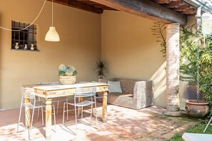 Outdoor dining - GuestHost - Wonderful apartment of 60 sqm located on the ground floor of the renowned Residence La Mandolata, able to comfortably accommodate 4 people.The residence is located in Lido Camaiore and offers a shared pool and large garden facilities, ideal (Lido Camaiore)