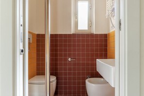 Dusj, hårføner og bidé