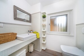 Regadera, secadora de cabello, bidet 