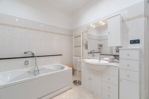 Unclassified image, 3 of 30, button