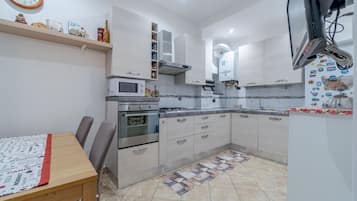 Frigorífico, microondas, horno y placa de cocina