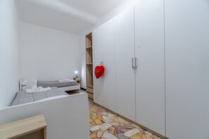 3 bedrooms, iron/ironing board, WiFi, bed sheets - GuestHost - Roomy apartment ideal for accommodating up to 6 adults is located in the heart of the historic pedestrian centre: 200 meters from the San Lorenzo cathedral; 200 from Palazzo Ducale; 600 from the Aquarium and from the boat departures for Porto (Genova)