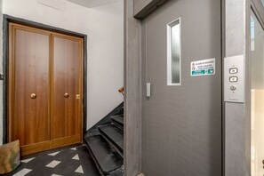 Interior - GuestHost - Roomy apartment ideal for accommodating up to 6 adults is located in the heart of the historic pedestrian centre: 200 meters from the San Lorenzo cathedral; 200 from Palazzo Ducale; 600 from the Aquarium and from the boat departures for Porto (Genova)