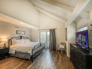 3 bedrooms, desk, free WiFi, bed sheets - Fab Lakeview + Lake Access + Dock Slip + Hot Tub! (Oakland)