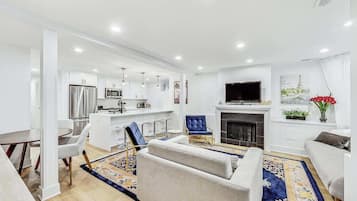 TV, lareira, livros, escritórios