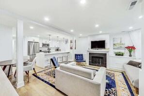 Fernseher, Kamin, Bücher, Arbeitsbereiche