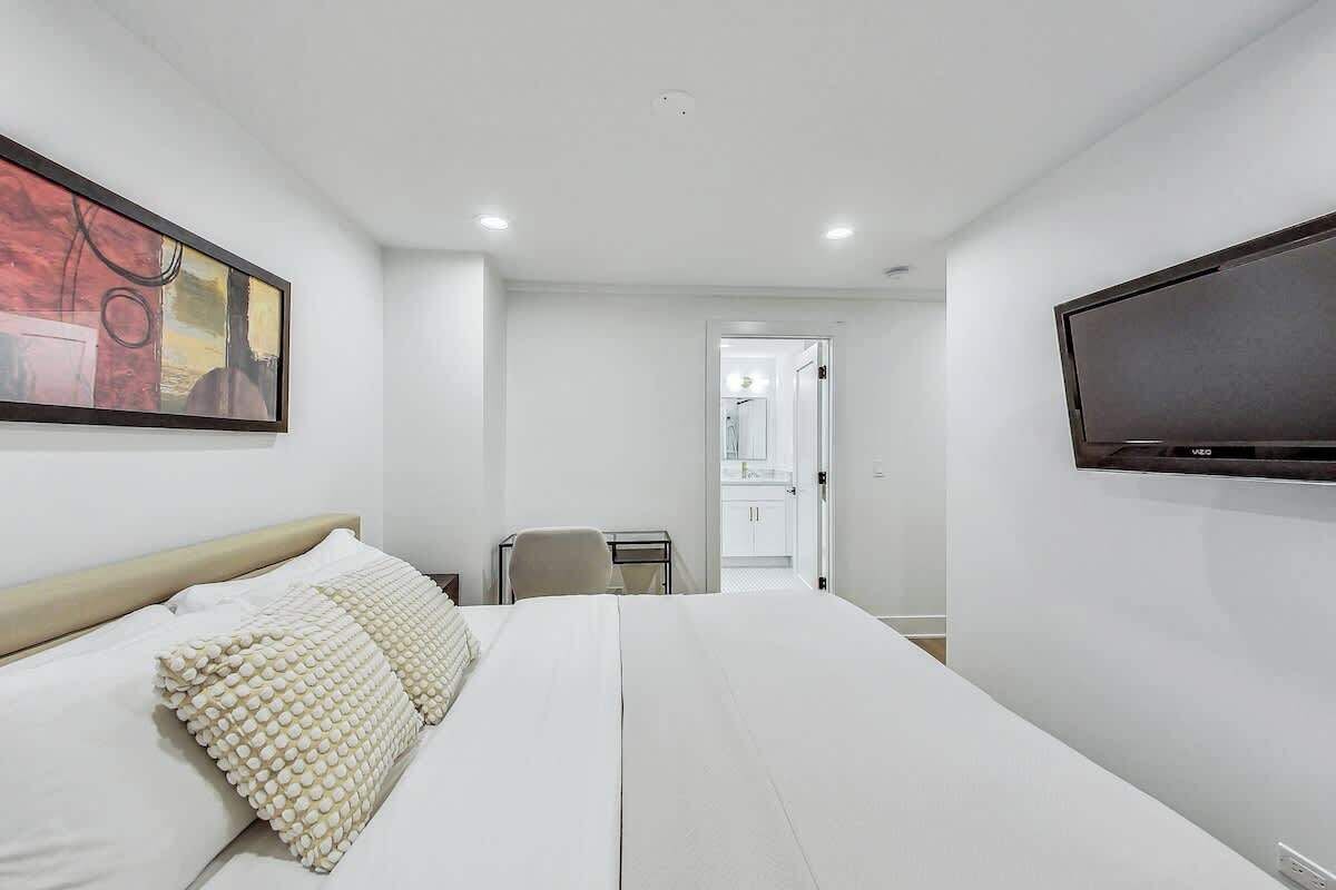 4 habitaciones, escritorio y tabla de planchar con plancha 