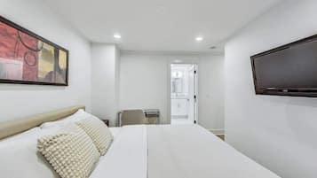 4 habitaciones, escritorio y tabla de planchar con plancha