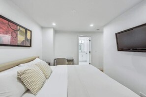 4 habitaciones, escritorio y tabla de planchar con plancha 