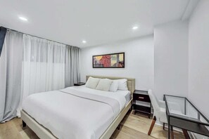 4 habitaciones, escritorio y tabla de planchar con plancha 
