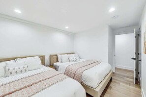 4 Schlafzimmer, Schreibtisch, Bügeleisen/Bügelbrett, Reisekinderbett