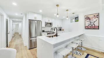 Geladeira, micro-ondas, fogão, cooktop