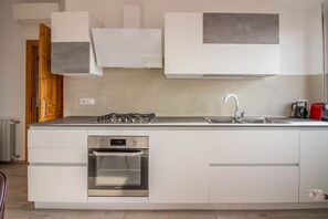 Réfrigérateur, un four, surface de cuisson, lave-vaisselle