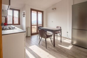 Frigorifero, forno, piano cottura, lavastoviglie
