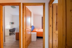 2 chambres, fer et planche à repasser, Wi-Fi, draps fournis