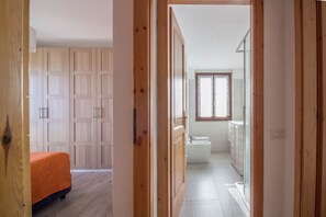 Douche, séchoir à cheveux, bidet, serviettes fournies